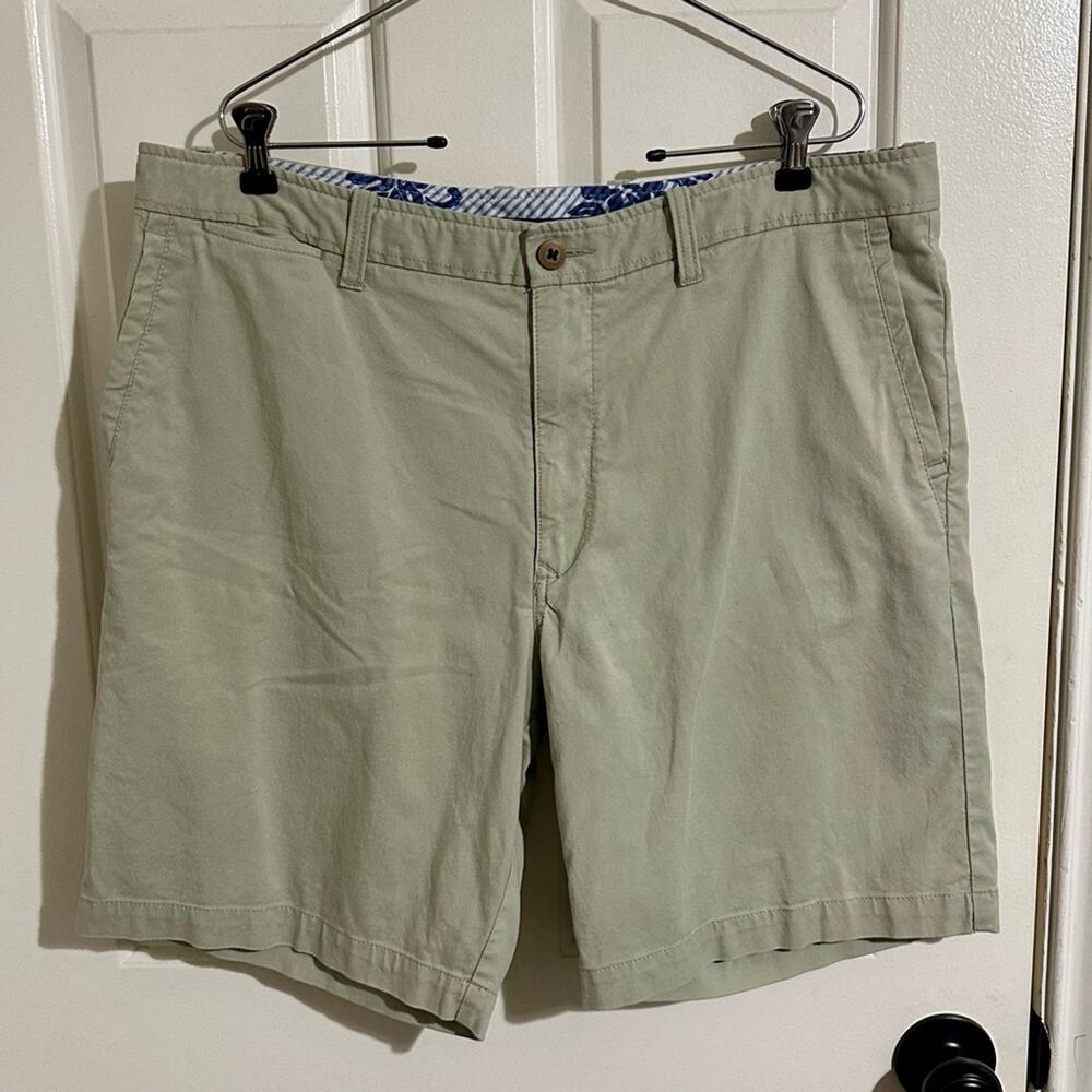 Men’s Tommy Bahama khaki Tan Flat Front Shorts size 38
